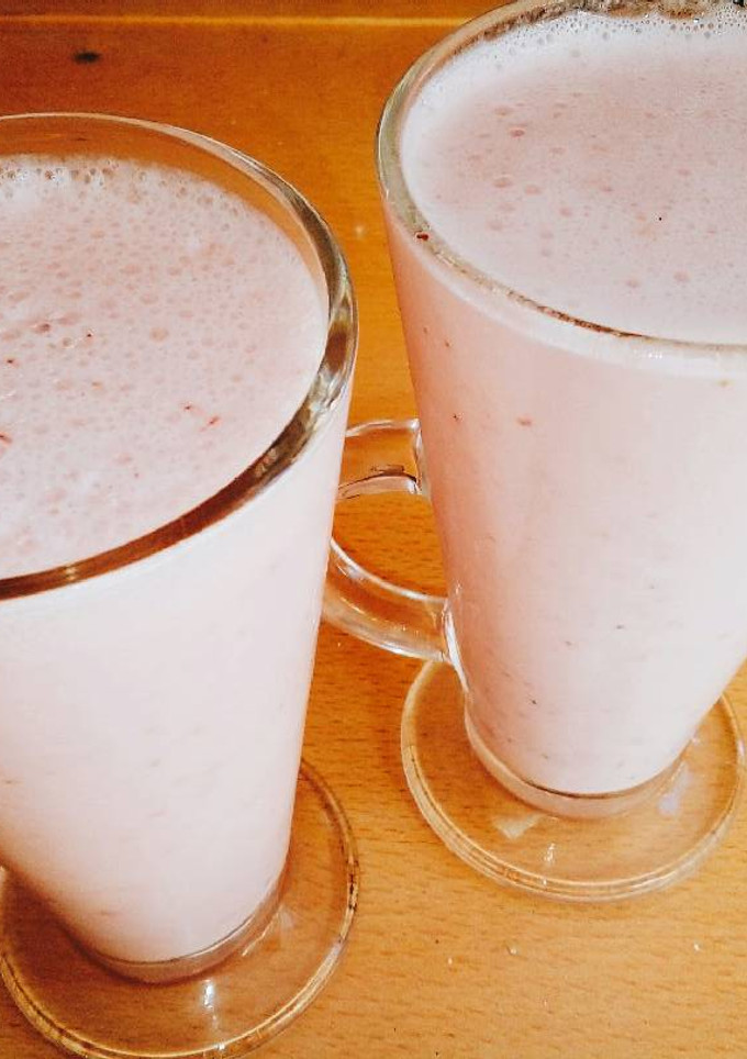 Una foto de Licuado de frutilla, yogurt y leche