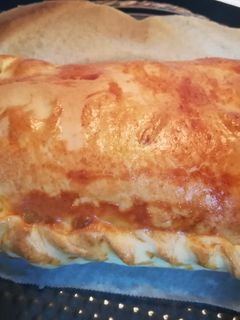 Una foto de Empanada con queso, bacon y huevo