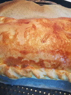 Una foto de Empanada con queso, bacon y huevo