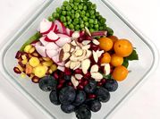 Una foto de ensalada de lechuga y panela