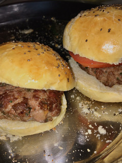 Una foto de HAMBURGUESAS DE CARNE PICADA 🍔