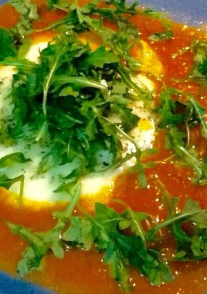 Foto principal de Queso provolone con salsa de tomate y rúcula 