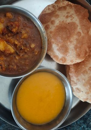 काली मिर्च की पूरी और आमरस और मज़ेदार आलू की सब्जी रेसिपी मुख्य फोटो