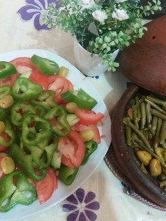 صورة لوصفة طاجين بالدجاج مع السلطة صحية لأصحاب داء السكري