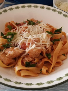Una foto de Pasta con pollo y leche de coco