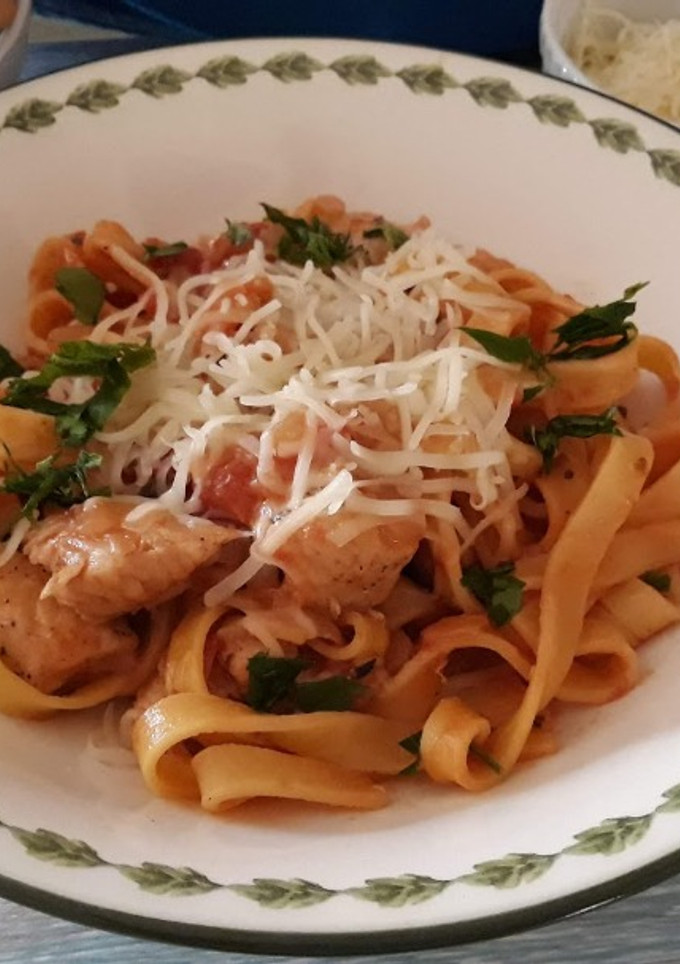 Una foto de Pasta con pollo y leche de coco