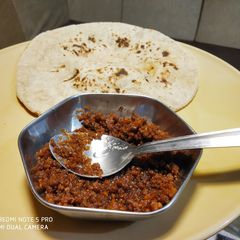 A picture of Peanut gur paste.