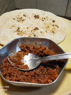 A picture of Peanut gur paste.