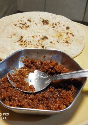 A picture of Peanut gur paste.