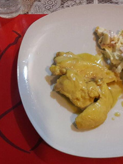 Una foto de Pollo a la mostaza con ensalada fantasía