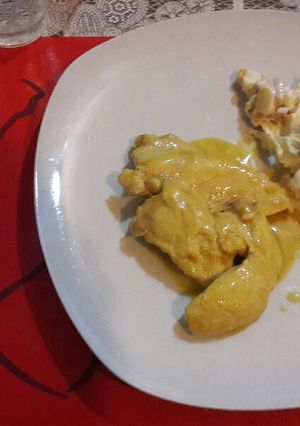 Una foto de Pollo a la mostaza con ensalada fantasía