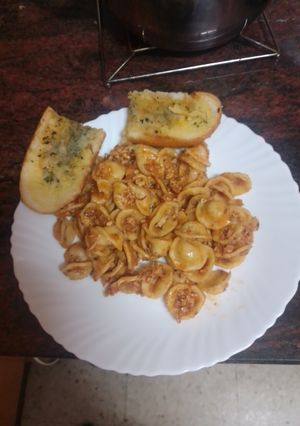 Una foto de Pasta (oriecchiette) con salsa de pollo