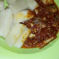 Boiled yam with fish sauce A picture of Boiled yam with fish sauce.