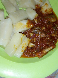 A picture of Boiled yam with fish sauce.