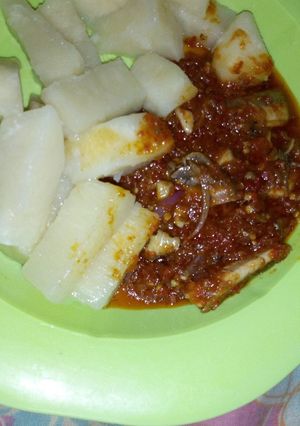 A picture of Boiled yam with fish sauce.