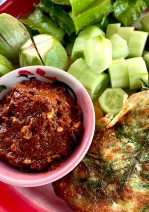 รูปของ น้ำพริกถั่วเน่าแคบย่าง🌶️ ทานพร้อมไข่ชะอม ผักแกล้ม🌶️🧄🥬🥒