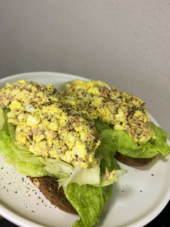 吞拿魚蛋沙律吐司營養早餐 的食譜成品照片