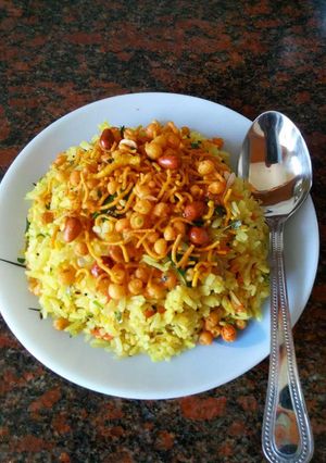A picture of Tomato Kanda Avalakki(Poha).