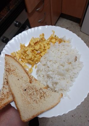 Foto principal de Huevos revueltos con arroz blanco