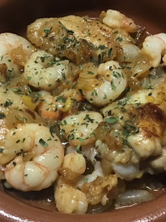 Una foto de Cazuelita de alitas de pollo y gambas al estragón