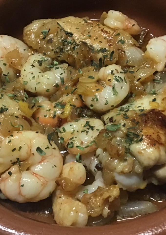 Una foto de Cazuelita de alitas de pollo y gambas al estragón