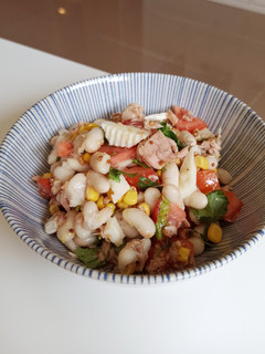 Una foto de Ensalada de alubias blancas