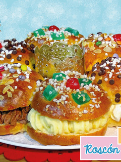 Una foto de Divertido Roscón de Reyes relleno de 3 sabores, nata, trufa y crema pastelera
