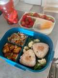 Bento box 16: cơm nắm furikake, mì xào nấm, thịt nướng