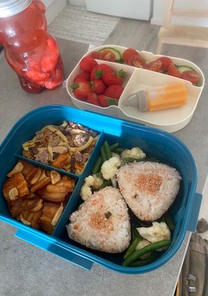 Hình của món Bento box 16: cơm nắm furikake, mì xào nấm, thịt nướng.