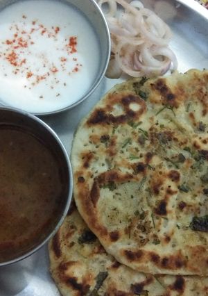 A picture of Amritsari aloo kulcha.