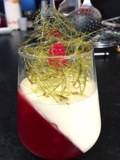 Foto di Panna cotta con gelatina ai lamponi