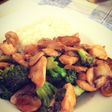 Pollo, brócoli y champiñones con salsa de soja