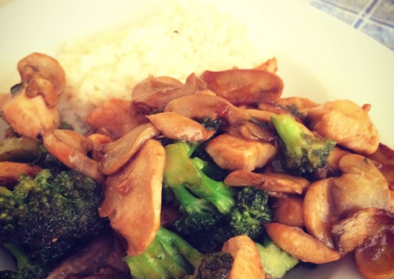 Pollo, brócoli y champiñones con salsa de soja