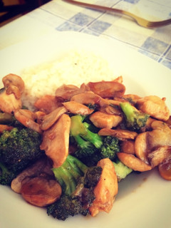 Una foto de Pollo, brócoli y champiñones con salsa de soja