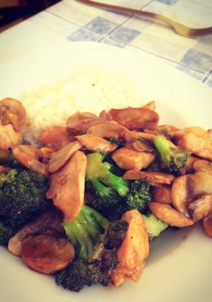 Foto principal de Pollo, brócoli y champiñones con salsa de soja