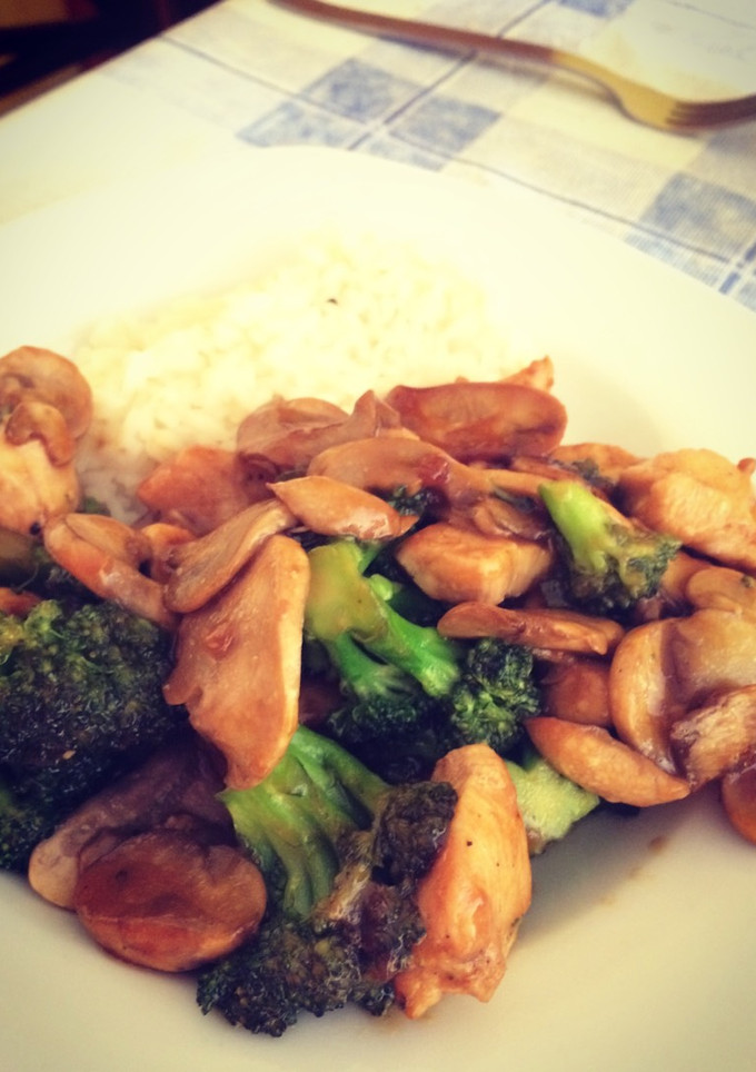 Una foto de Pollo, brócoli y champiñones con salsa de soja