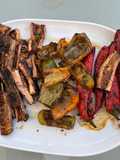 Aubergines chinoises, poivron vert et piments rouges marinés grillés à la plancha