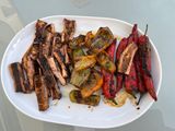 Aubergines chinoises, poivron vert et piments rouges marinés grillés à la plancha