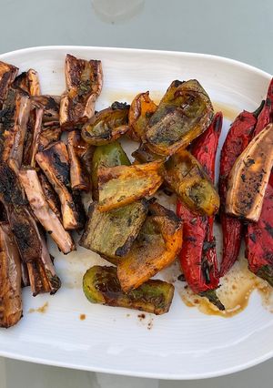 Une photo de Aubergines chinoises, poivron vert et piments rouges marinés grillés à la plancha