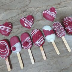 A picture of Cakesicles & Heartsicles ❤️.
