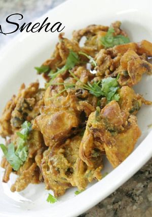 A picture of Aloo pyaaz bhajiya.