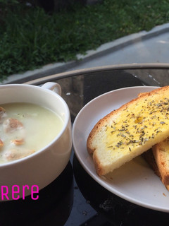 Foto resep Chicken Soup Cream and Garlic Bread