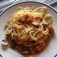 Foto principal de Espaguetis con almejas y gambas