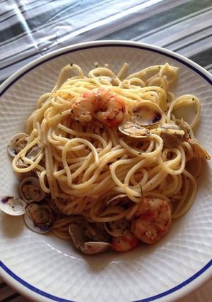 Una foto de Espaguetis con almejas y gambas