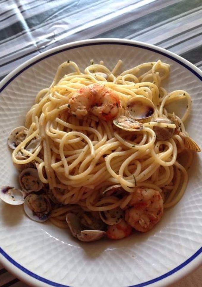 Una foto de Espaguetis con almejas y gambas