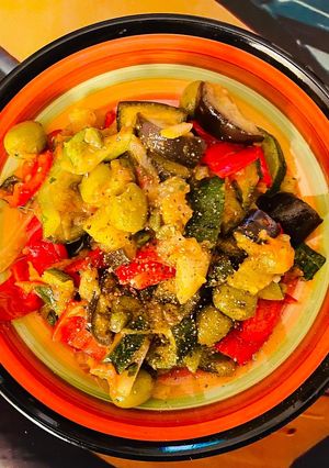 Foto di Verdure in padella con olive e capperi