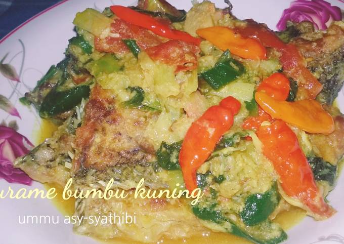 Bagaimana Membuat Gurame bumbu kuning yang Sempurna