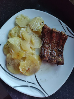 Una foto de Costilla de cerdo al horno con patatas