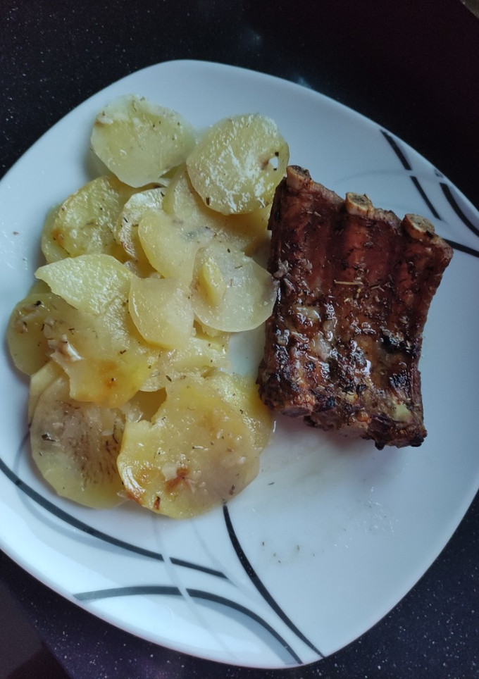 Una foto de Costilla de cerdo al horno con patatas