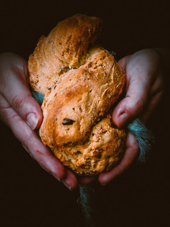 Foto di Treccia di pane ai cereali, croccante e morbida